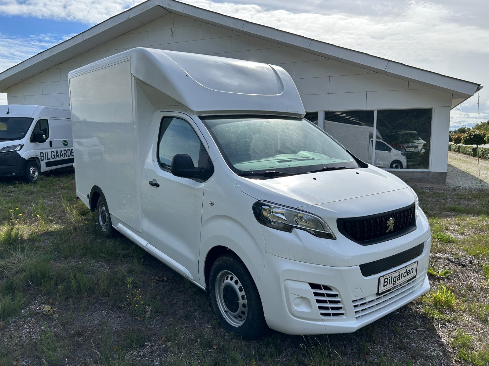 Hvid Peugeot e-Expert fra 2024