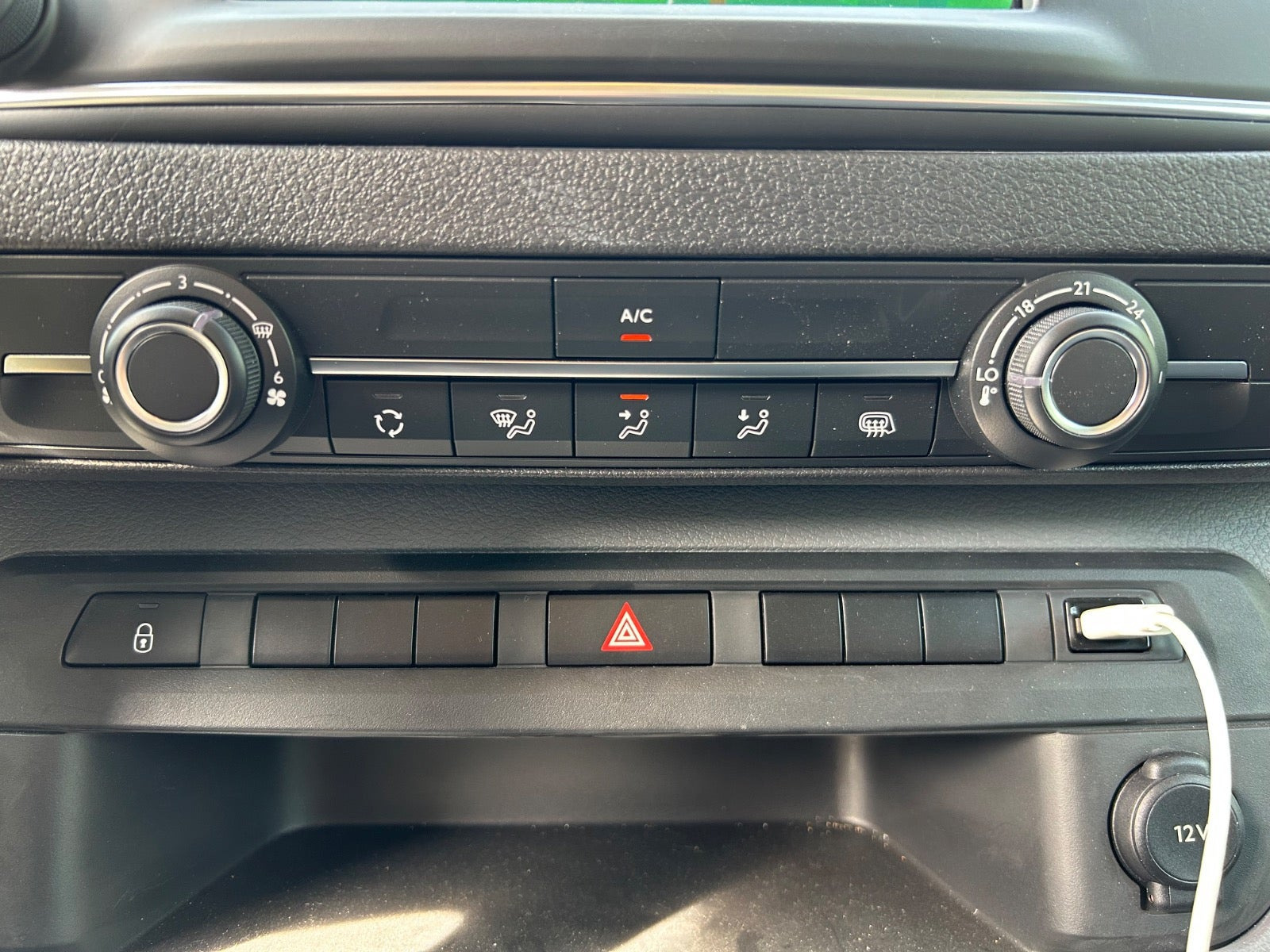 Hvid Peugeot e-Expert fra 2024