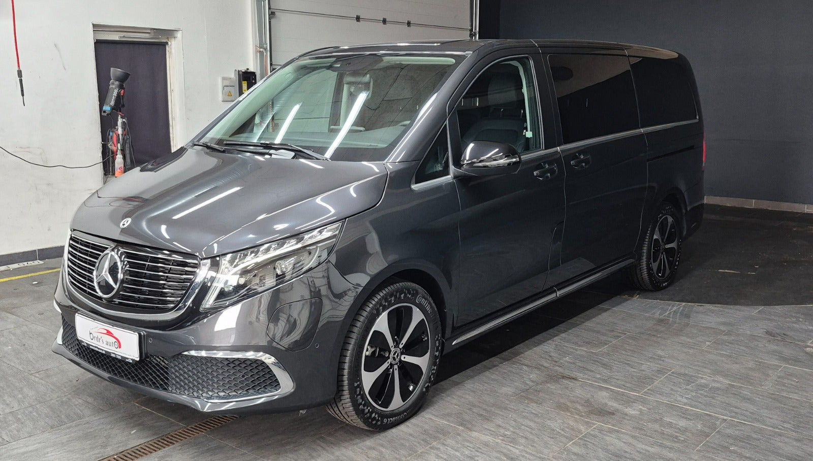 Grå Mercedes EQV300 fra 2025
