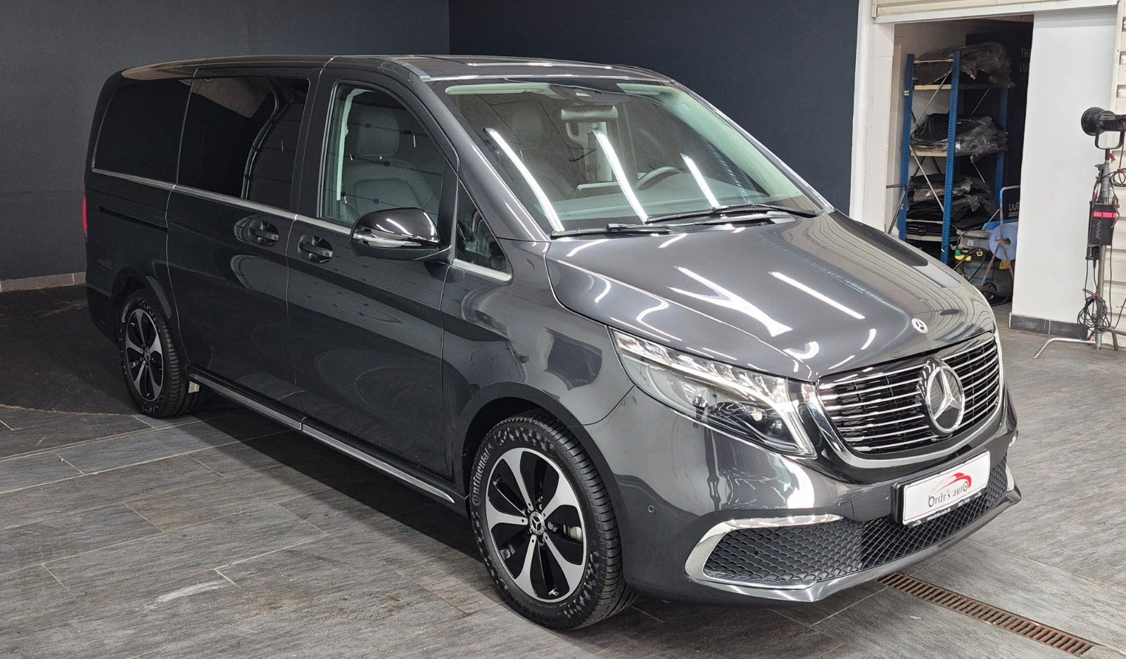 Grå Mercedes EQV300 fra 2025