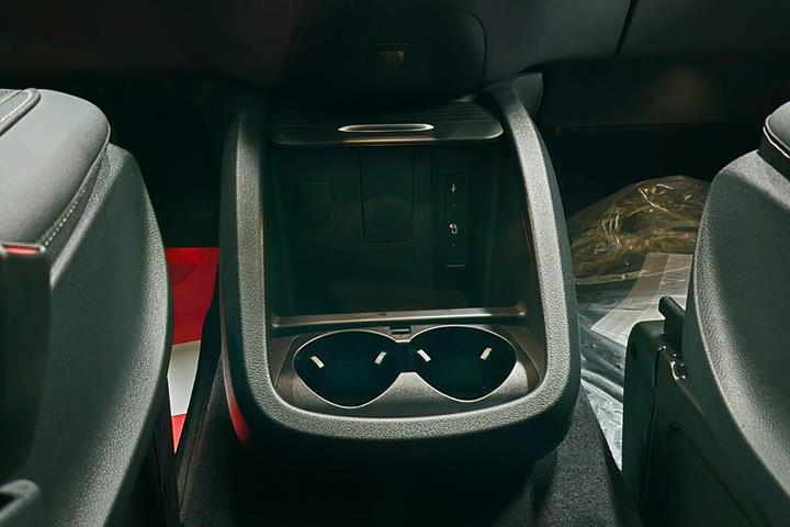 Grå Mercedes EQV300 fra 2025