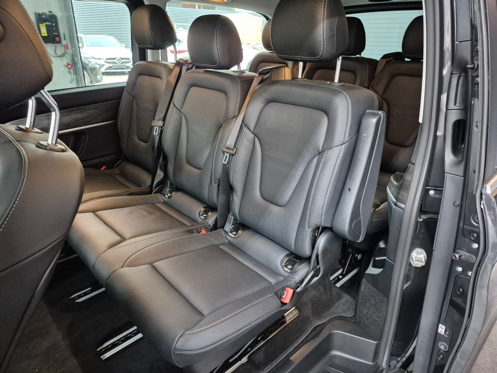 Grå Mercedes EQV300 fra 2025