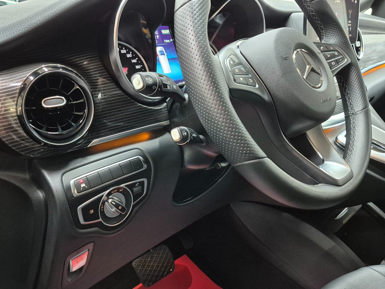 Grå Mercedes EQV300 fra 2025