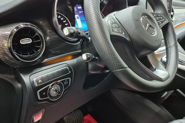 Grå Mercedes EQV300 fra 2025