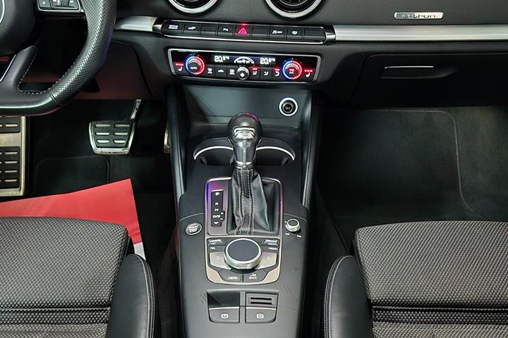 Blå Audi A3 fra 2018