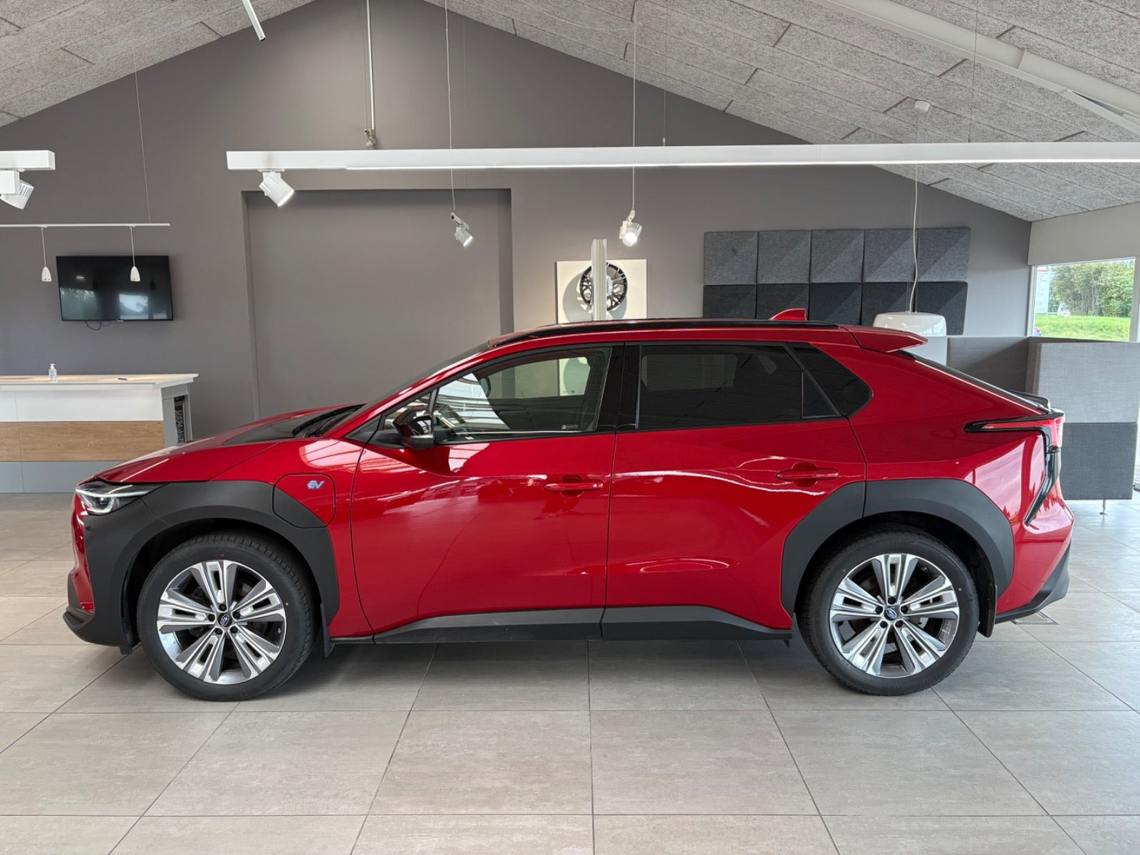 Rød Subaru Solterra fra 2023