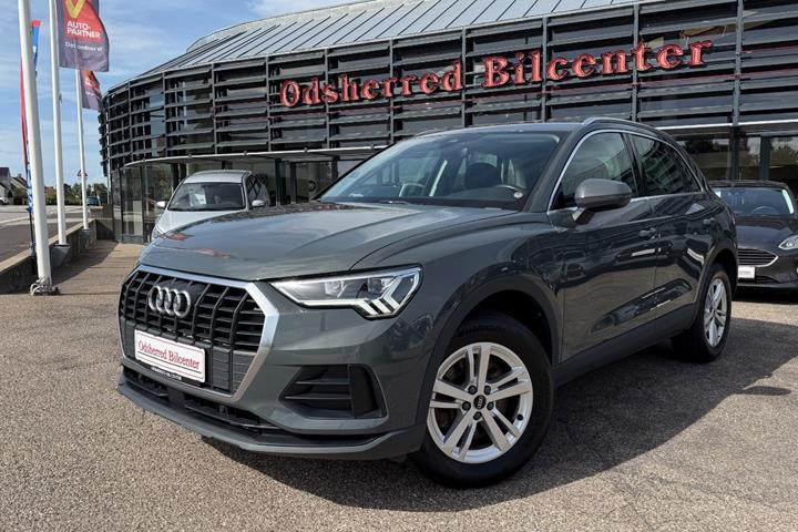 Grå Audi Q3 fra 2022