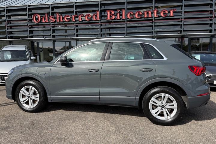 Grå Audi Q3 fra 2022