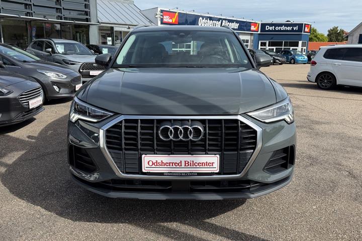 Grå Audi Q3 fra 2022