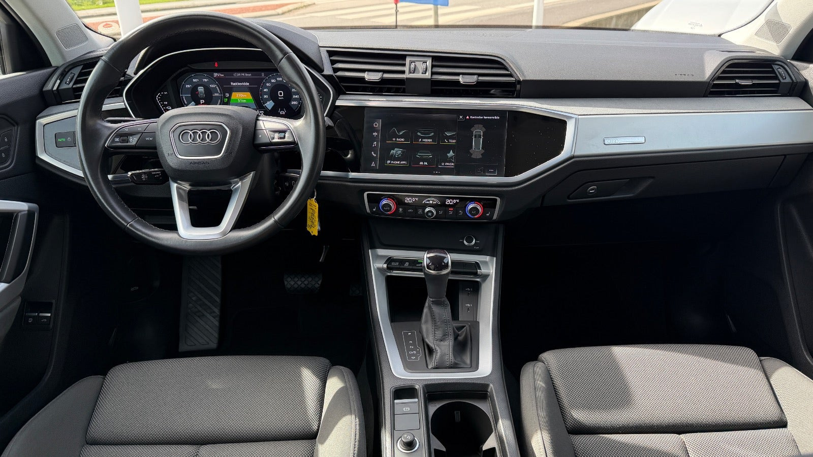 Grå Audi Q3 fra 2022
