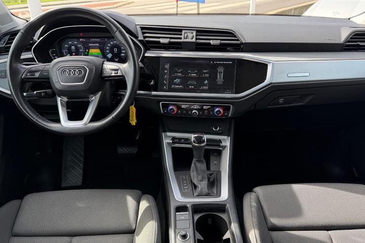 Grå Audi Q3 fra 2022