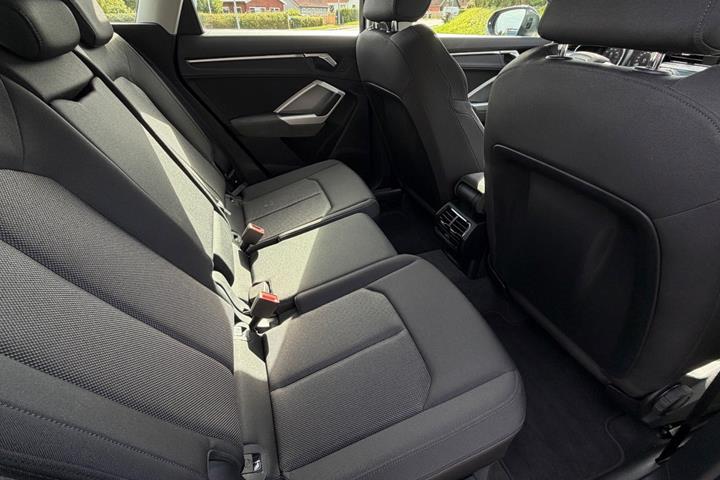 Grå Audi Q3 fra 2022