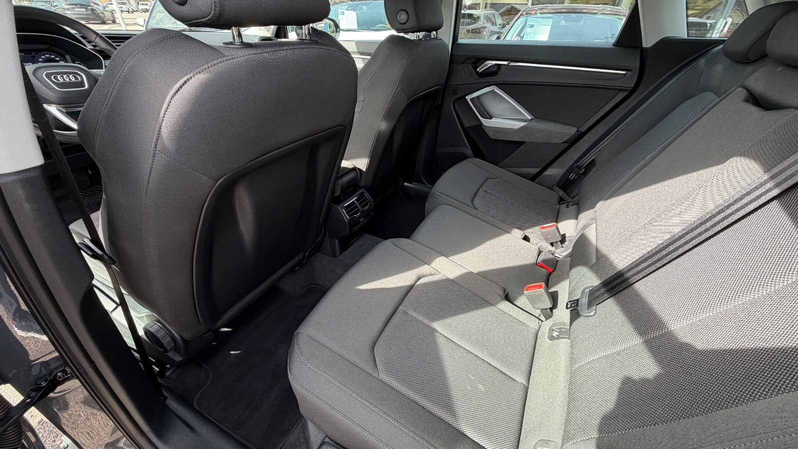 Grå Audi Q3 fra 2022