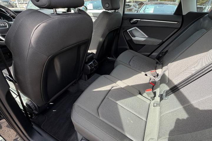 Grå Audi Q3 fra 2022
