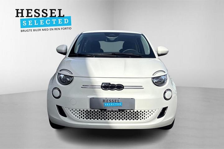 Hvid Fiat 500e fra 2024