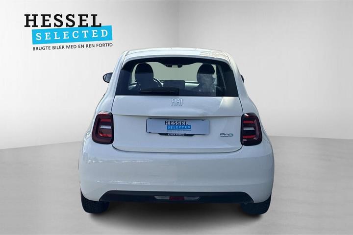 Hvid Fiat 500e fra 2024