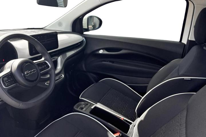 Hvid Fiat 500e fra 2024