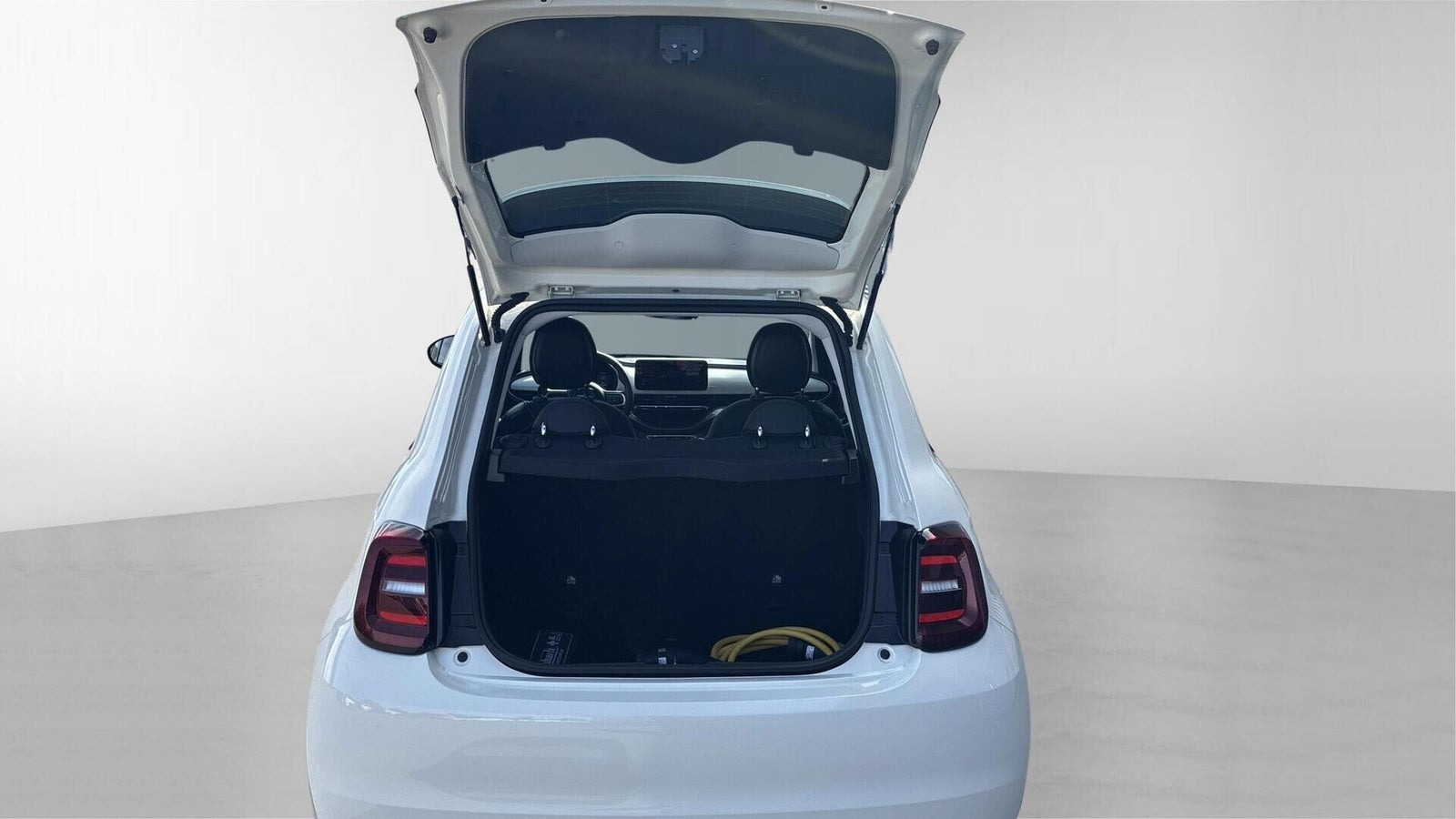 Hvid Fiat 500e fra 2024
