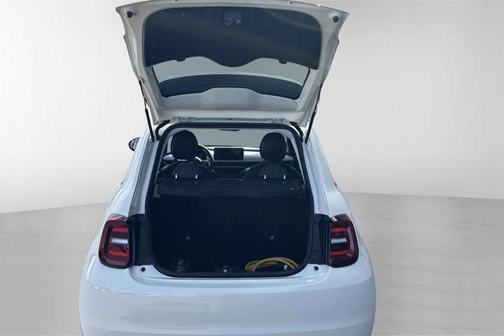 Hvid Fiat 500e fra 2024