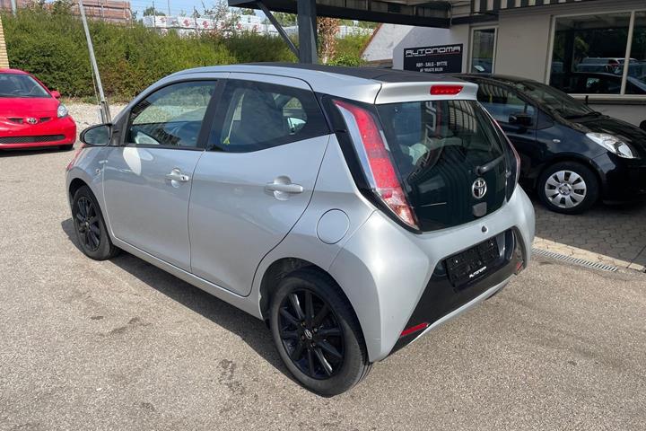 Sølv Toyota Aygo fra 2015