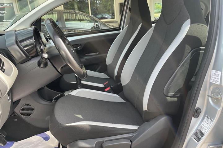 Sølv Toyota Aygo fra 2015
