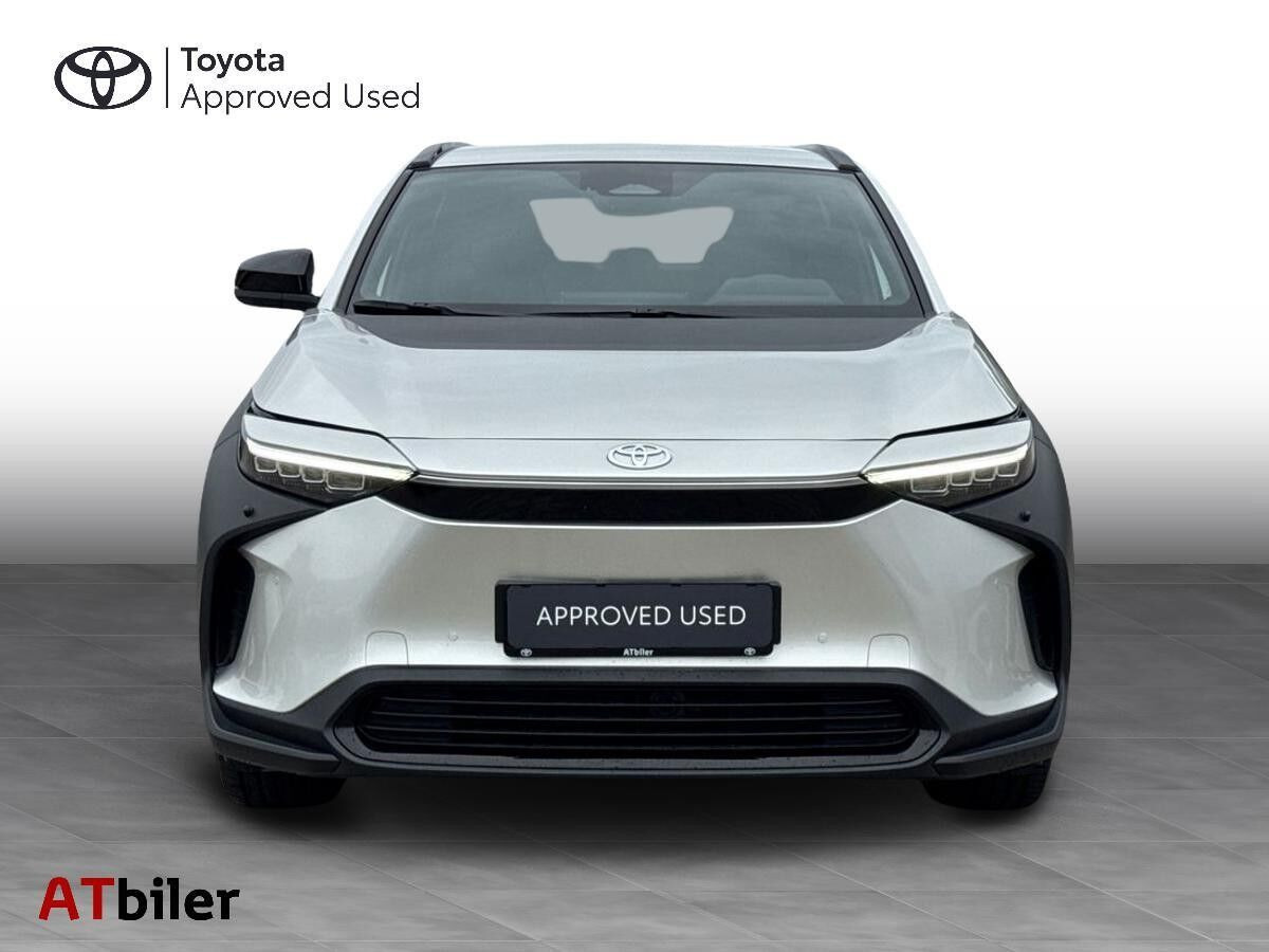 Sølv Toyota BZ4X fra 2025