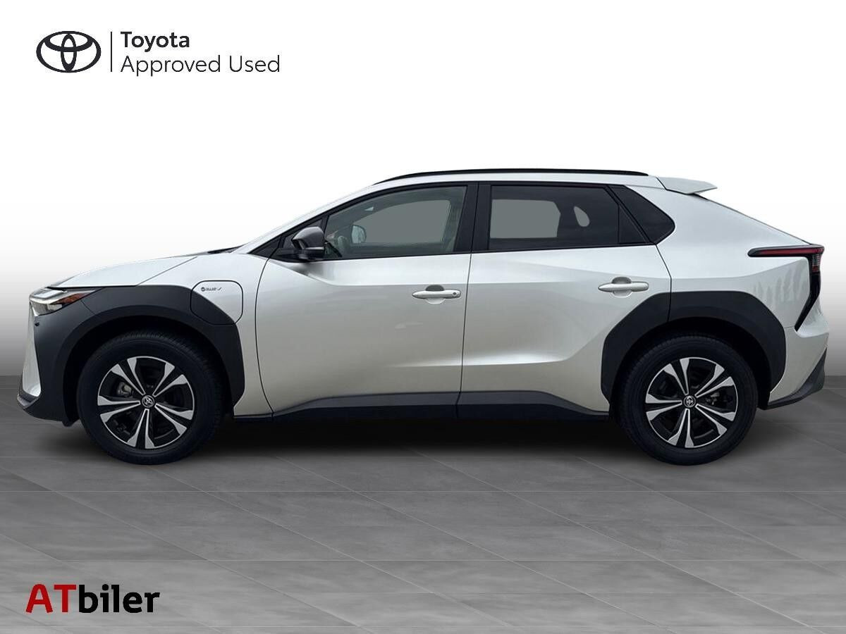Sølv Toyota BZ4X fra 2025