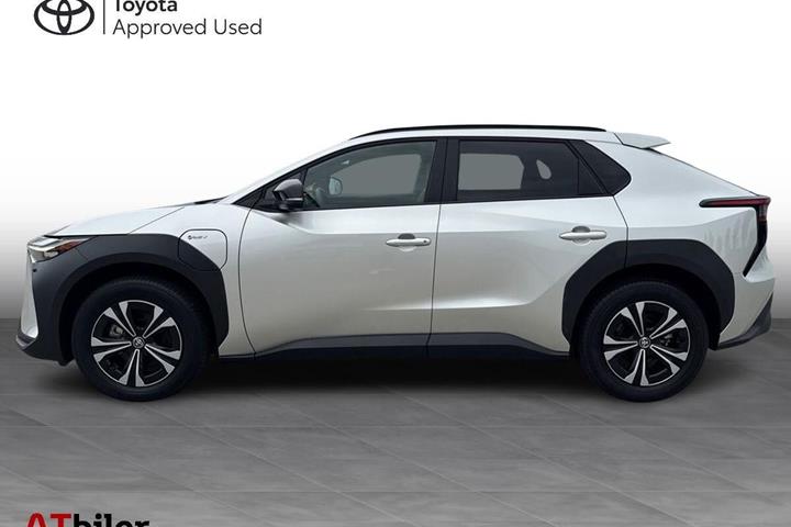 Sølv Toyota BZ4X fra 2025