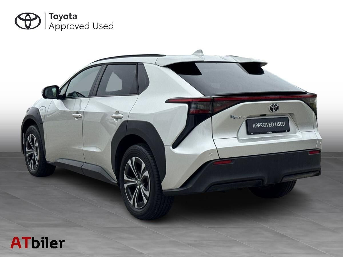 Sølv Toyota BZ4X fra 2025