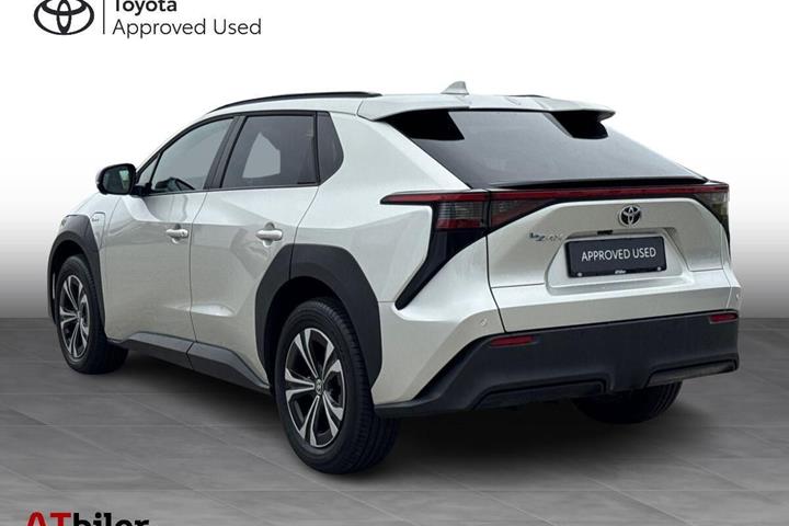Sølv Toyota BZ4X fra 2025