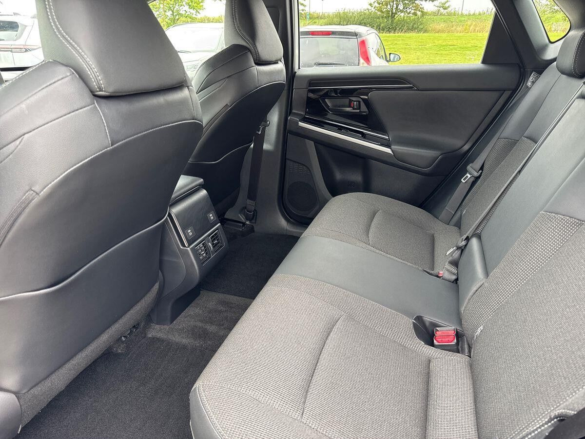 Sølv Toyota BZ4X fra 2025