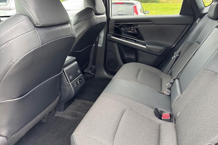 Sølv Toyota BZ4X fra 2025