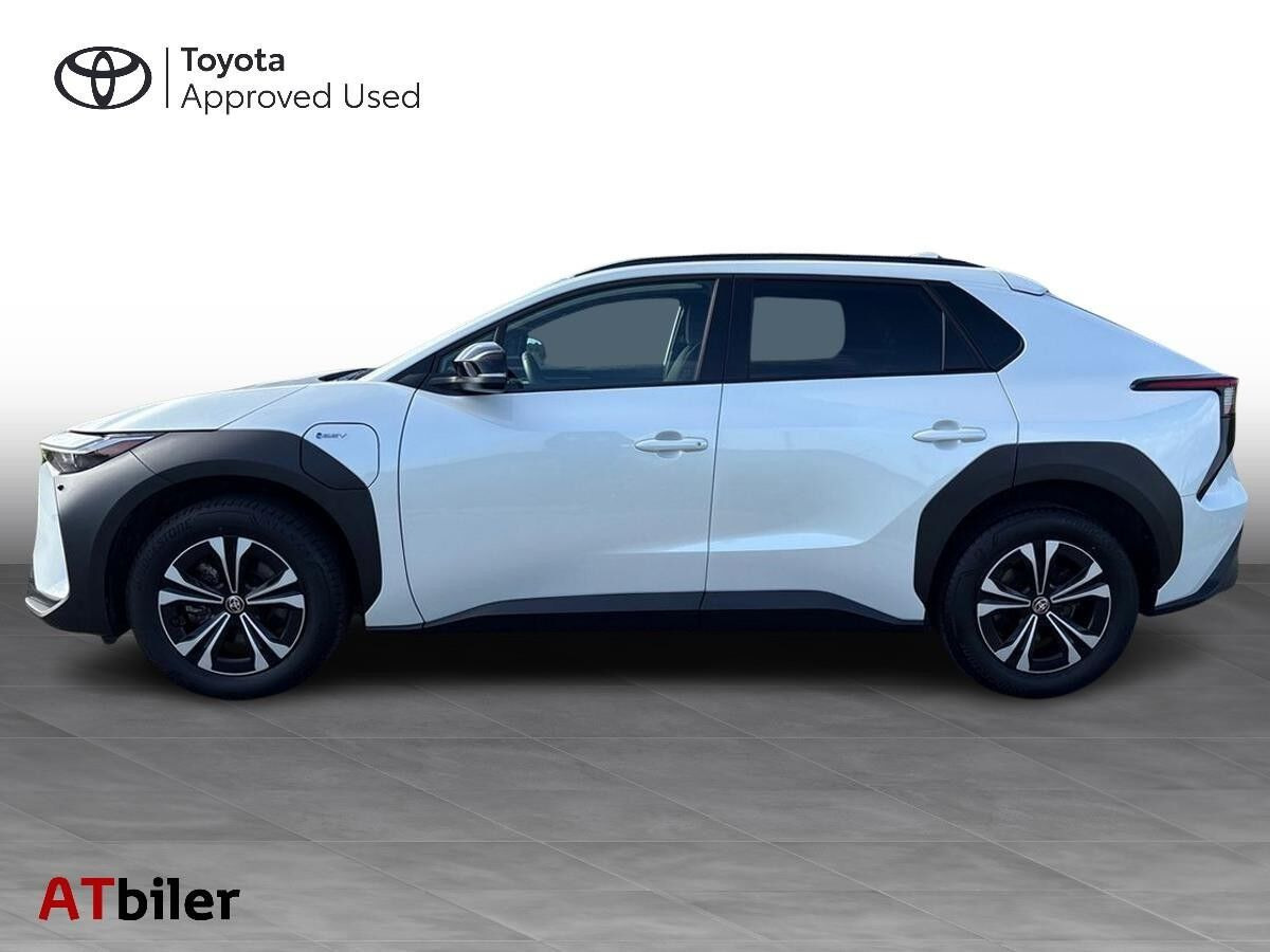 Sølv Toyota BZ4X fra 2024