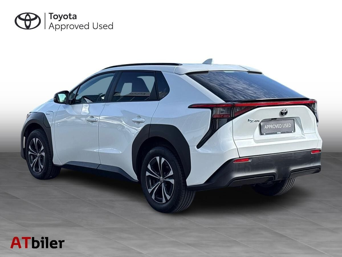Sølv Toyota BZ4X fra 2024