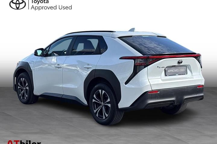Sølv Toyota BZ4X fra 2024