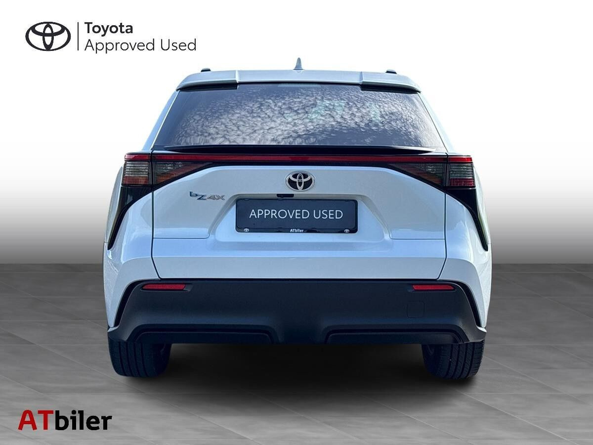 Sølv Toyota BZ4X fra 2024