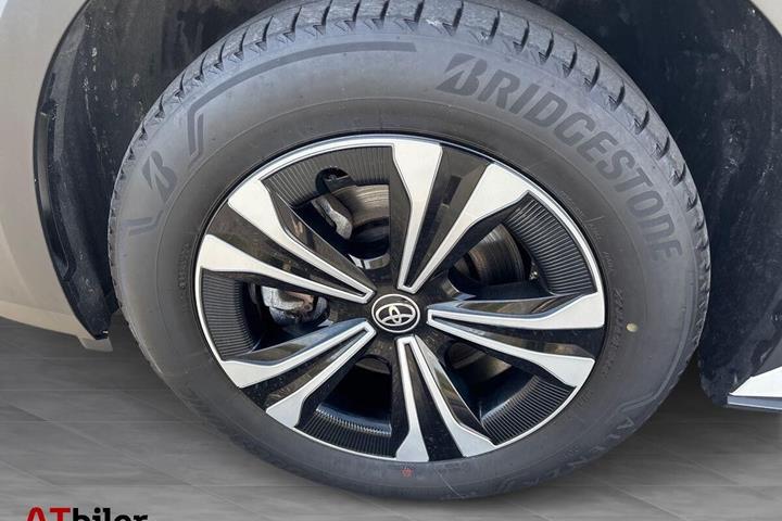 Sølv Toyota BZ4X fra 2024