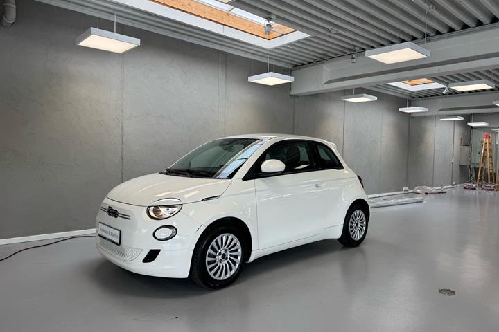 Hvid Fiat 500e fra 2023