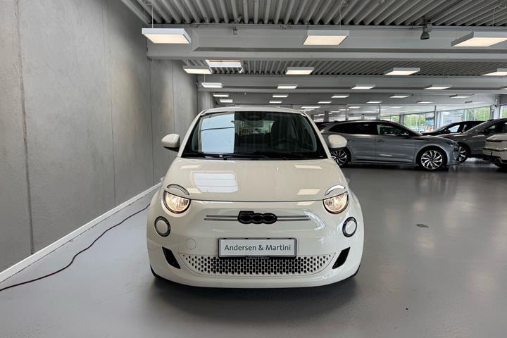 Hvid Fiat 500e fra 2023
