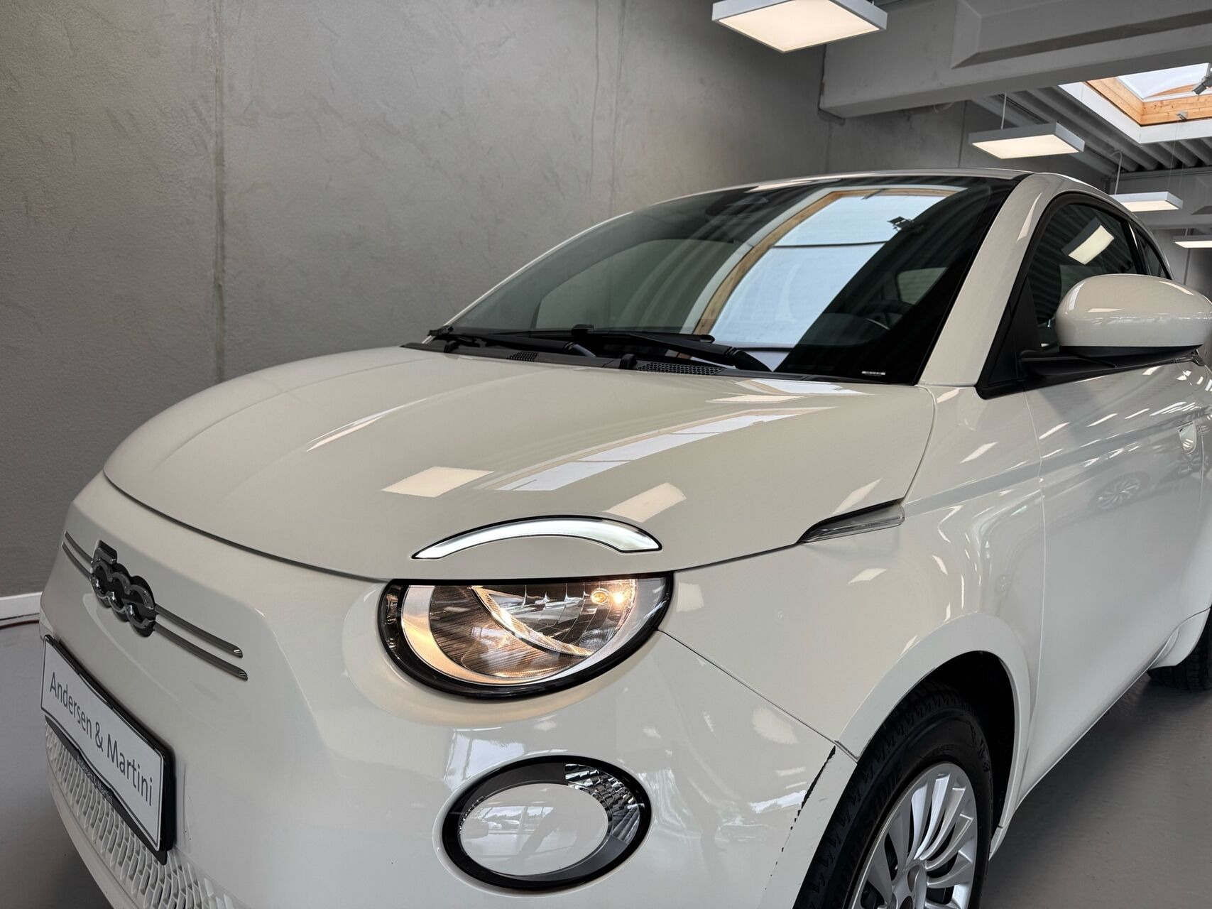 Hvid Fiat 500e fra 2023