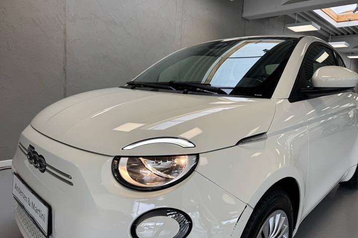 Hvid Fiat 500e fra 2023