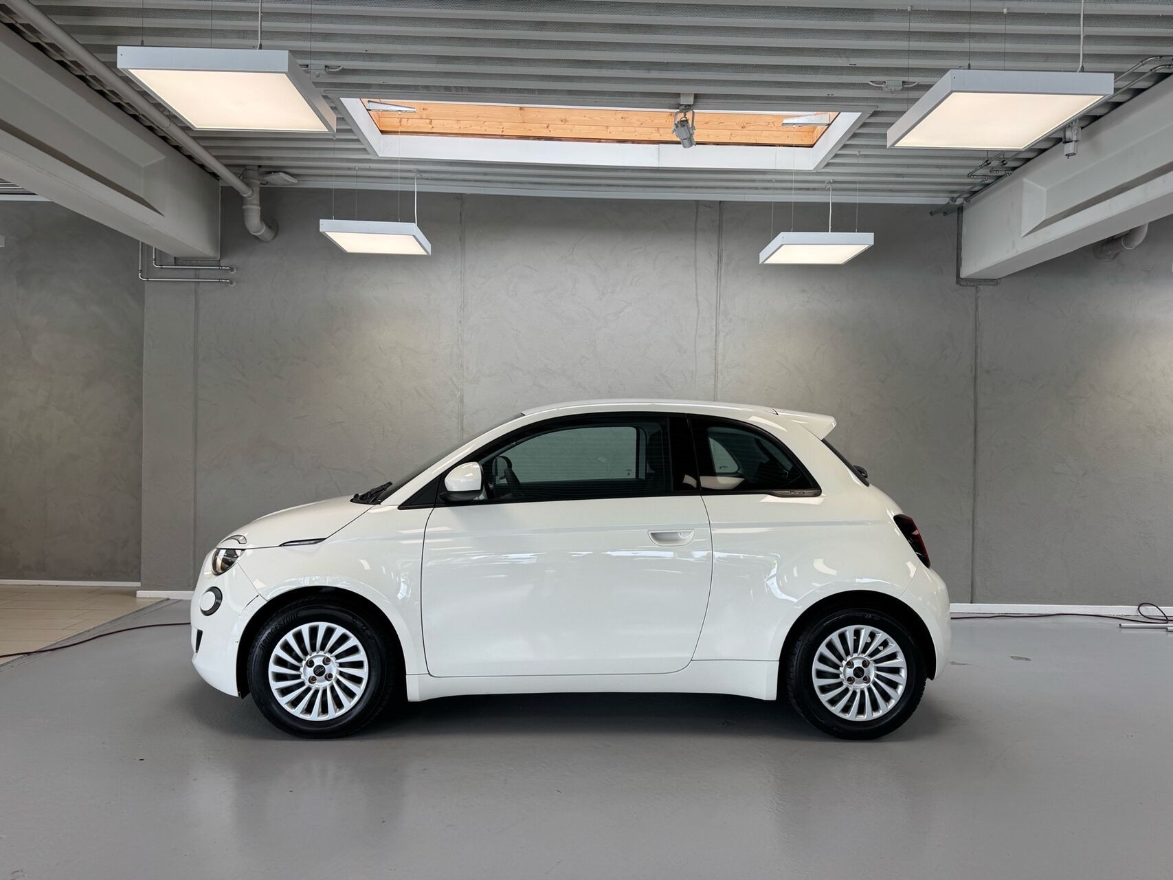 Hvid Fiat 500e fra 2023