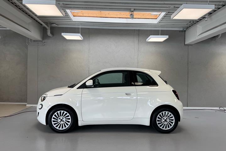 Hvid Fiat 500e fra 2023