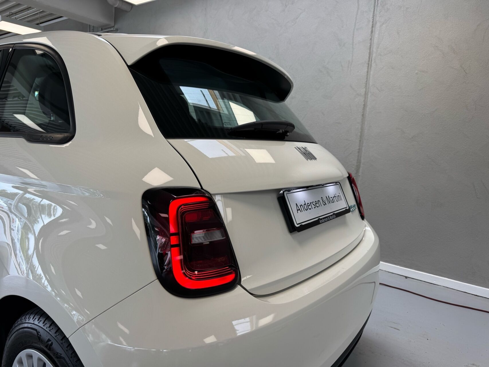 Hvid Fiat 500e fra 2023