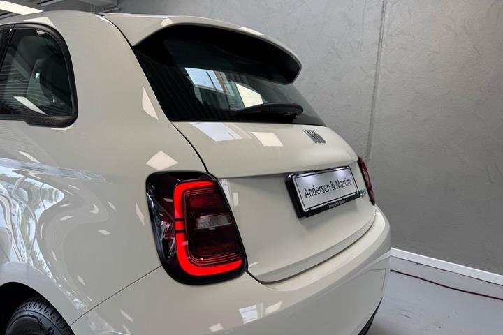 Hvid Fiat 500e fra 2023