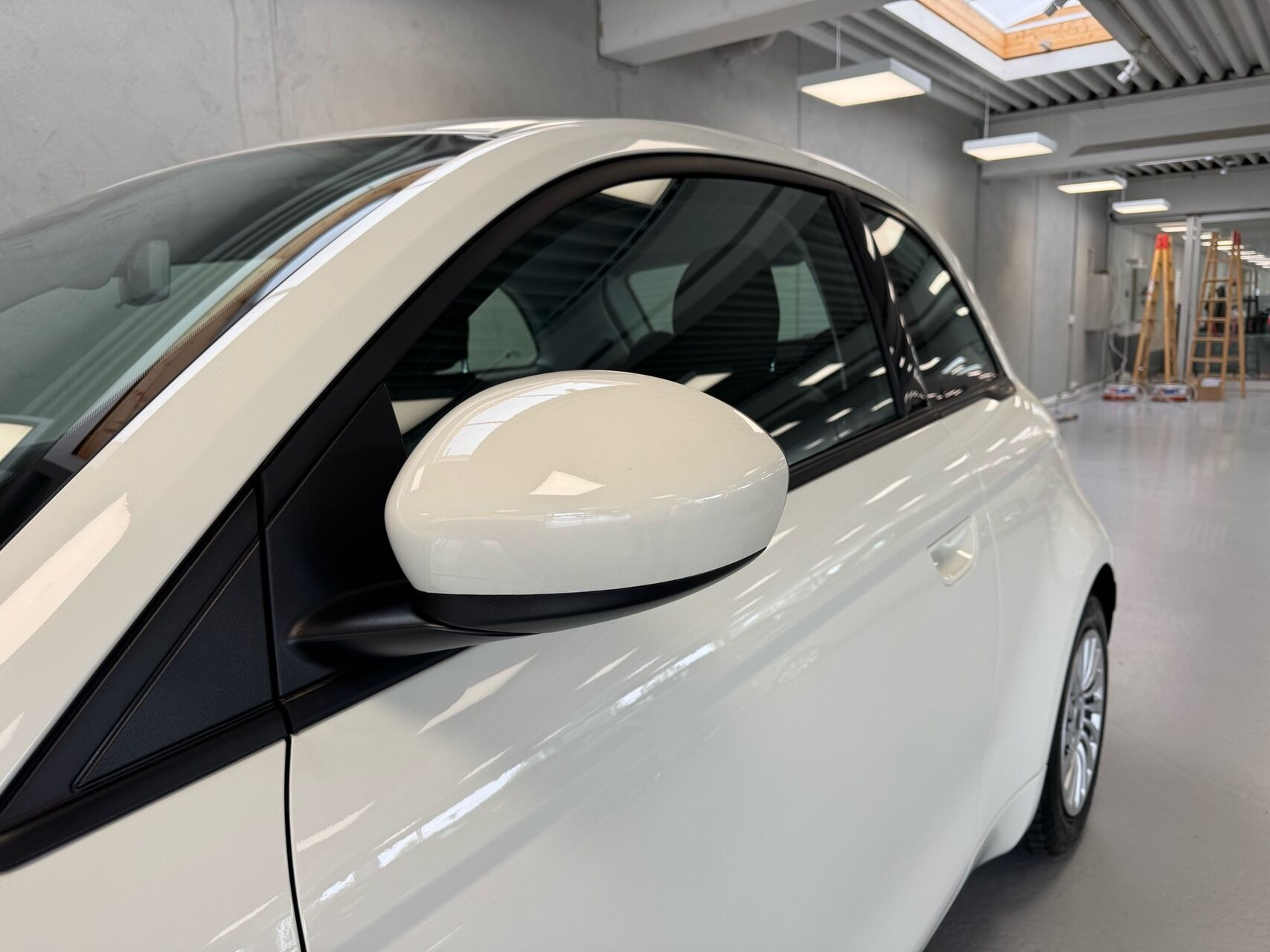 Hvid Fiat 500e fra 2023