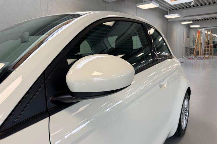 Hvid Fiat 500e fra 2023