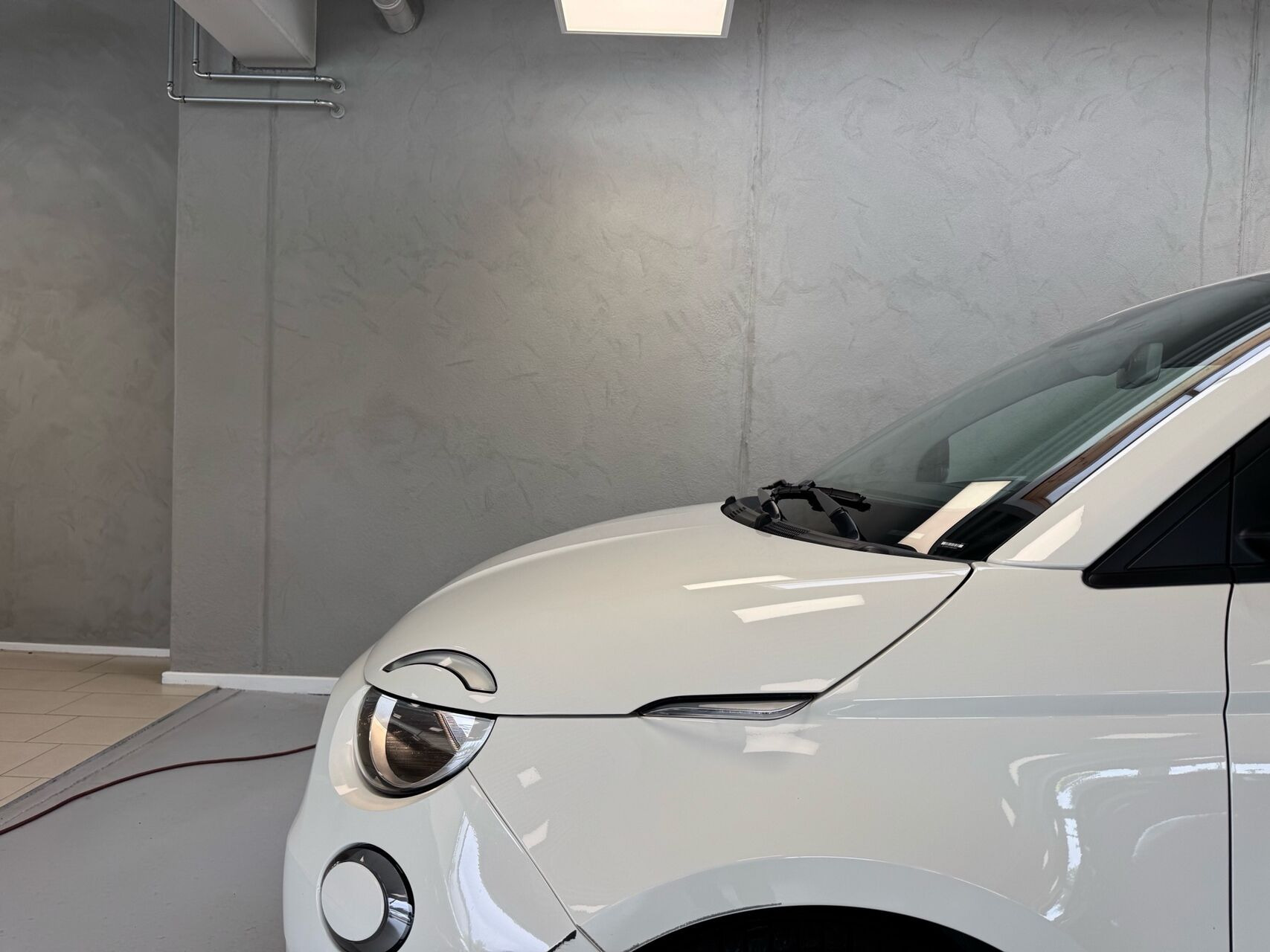 Hvid Fiat 500e fra 2023
