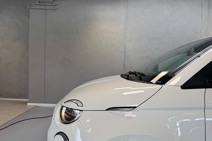 Hvid Fiat 500e fra 2023