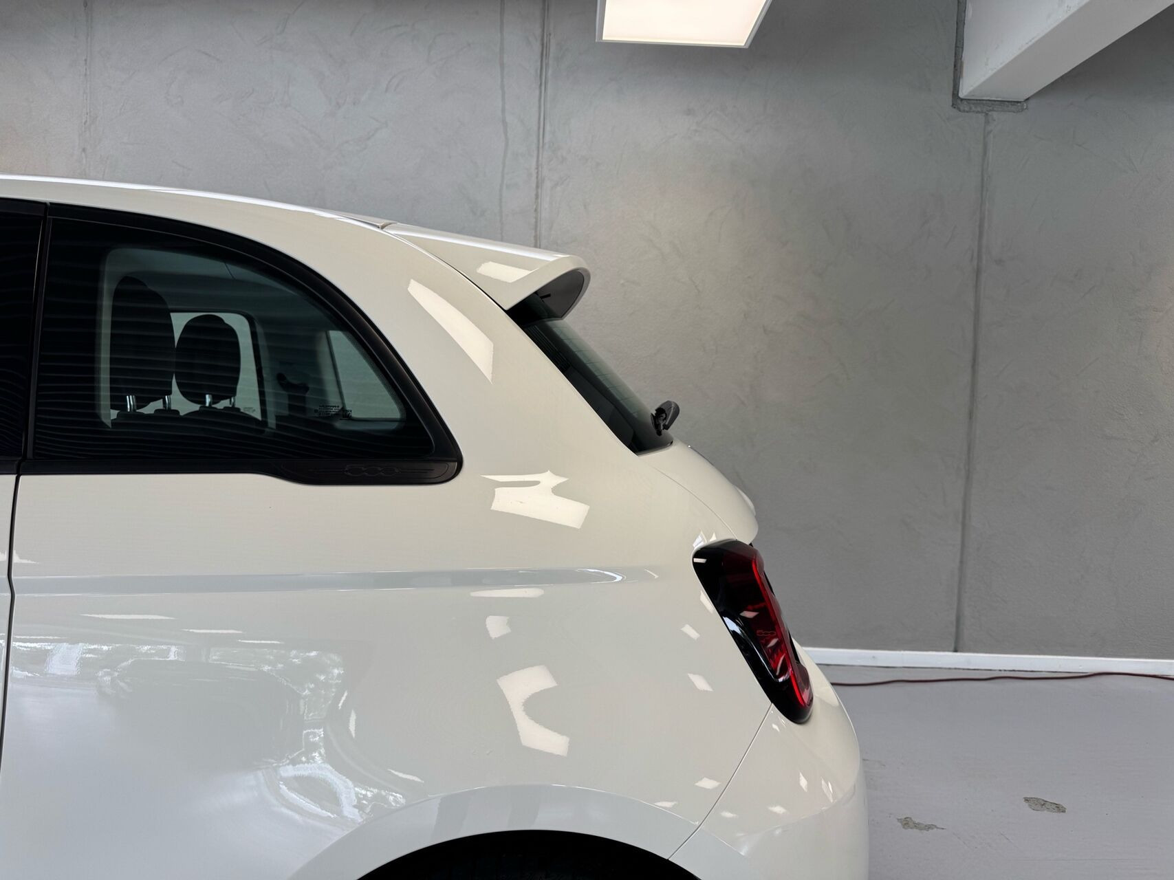 Hvid Fiat 500e fra 2023